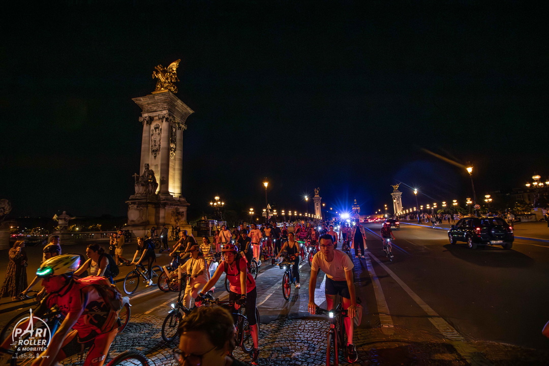 participants en vélo paris pont Alexandre III