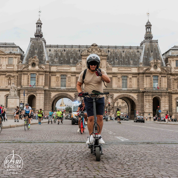 Balade Trottinette électrique Paris au Louvre