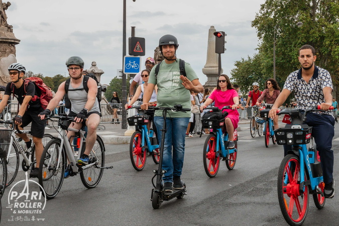 Participant en trottinette électrique et vélo Dott