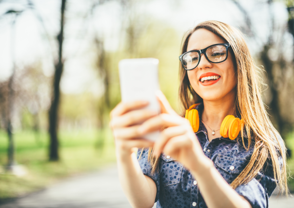 Utilisateur smartphone touriste Paris