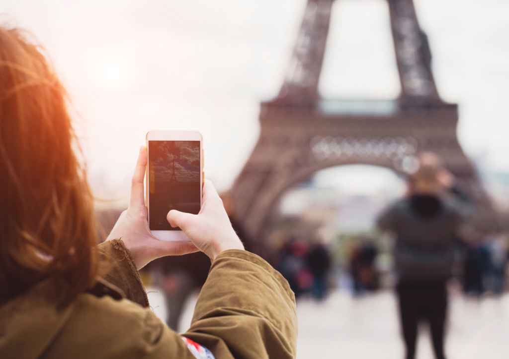 Visiteur touriste sur smartphone Paris Tour Eiffel
