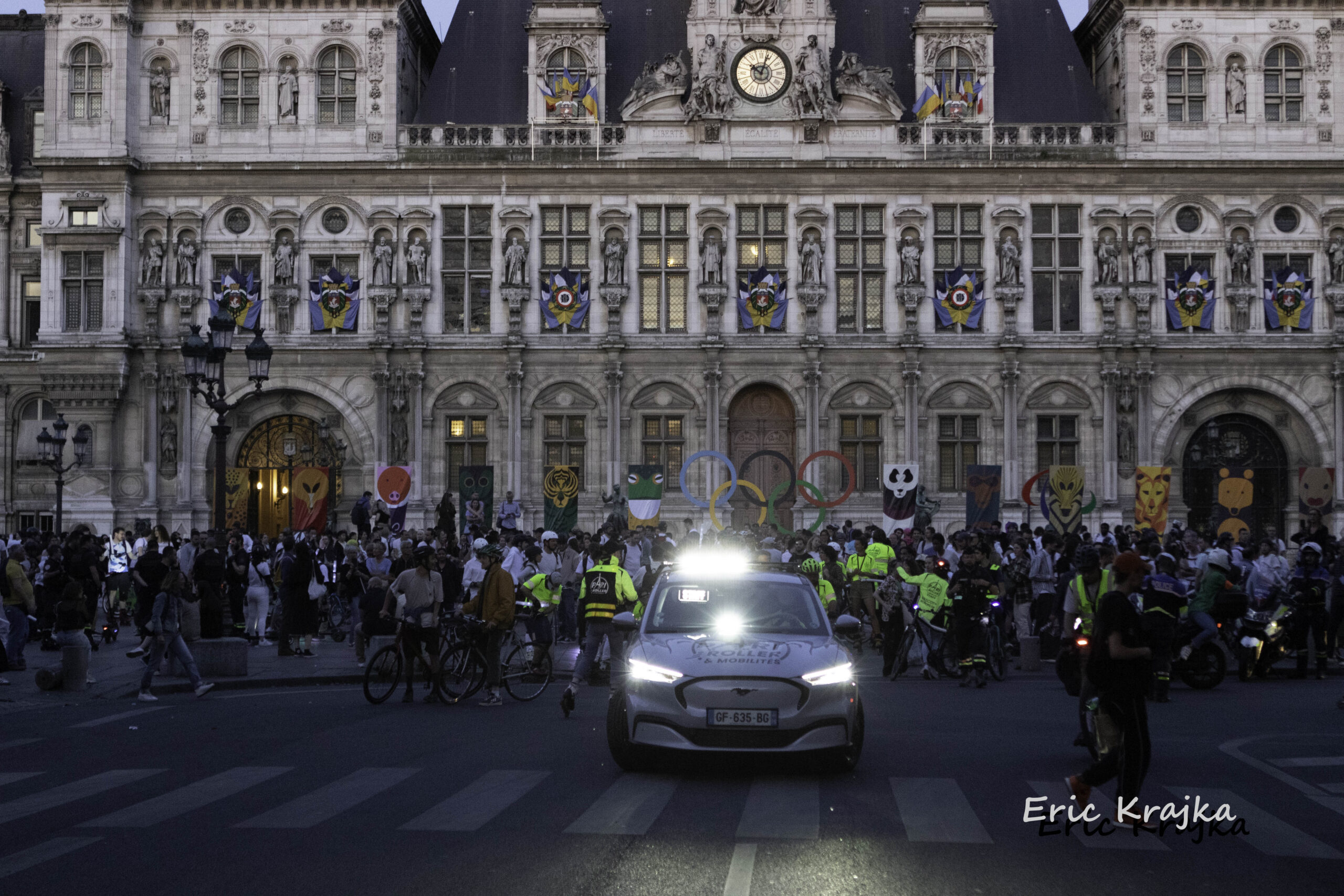 Balade Nuit Blanche devant l'Hôtel de ville de Paris - Pari Roller & Mobilités