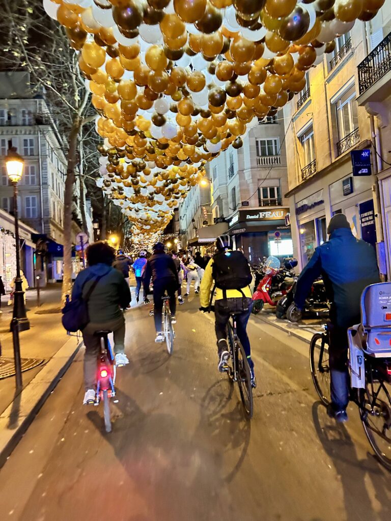 Balade vélo Illuminations de Noël Paris - Rue des Martyrs - avec Pari Roller & Mobilités