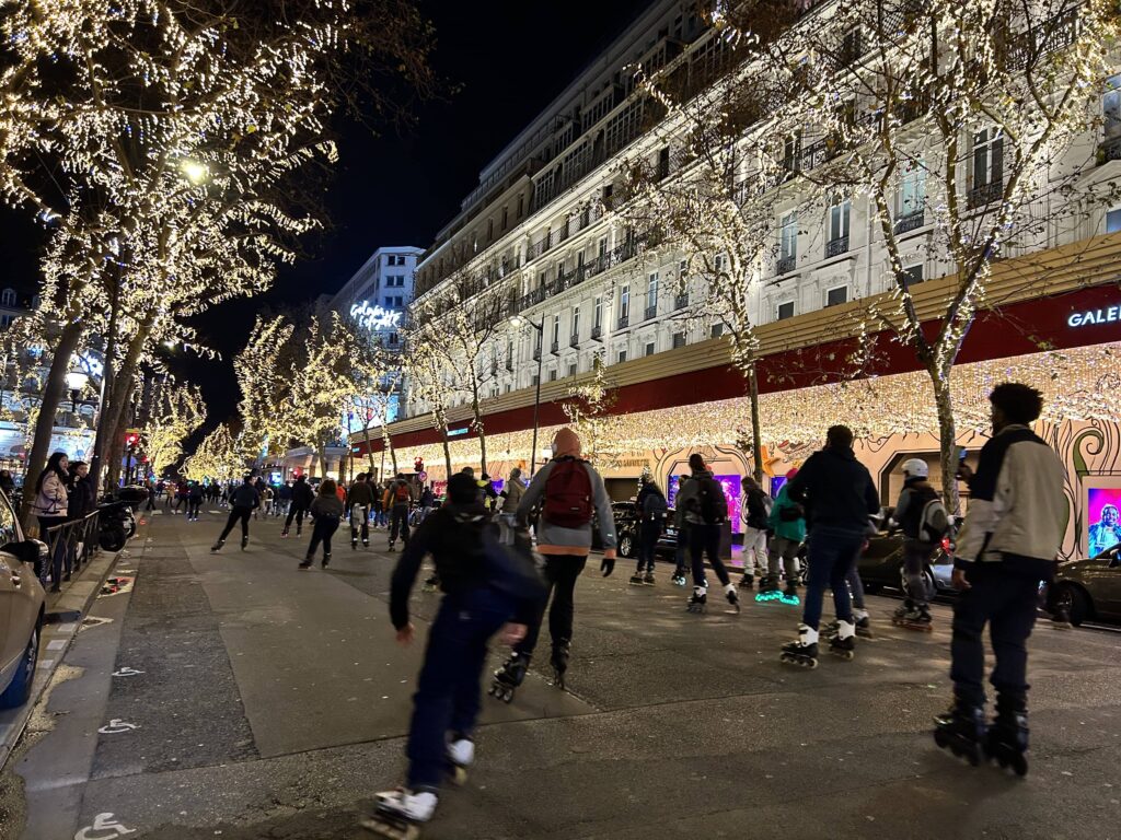 Balade roller Illuminations de Noël Paris - boulevard Hausmann Galeries Lafayette - avec Pari Roller & Mobilités