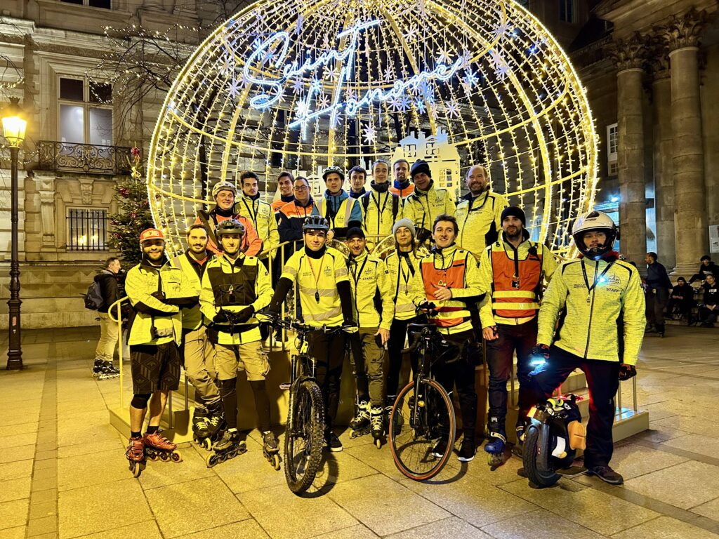 Staff bénévole Pari Roller & Mobilités Illuminations de Noël Paris -Faubourg Saint Honoré - avec Pari Roller & Mobilités